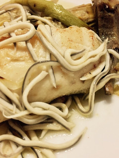 Una foto de Merluza al horno fácil y súper rica con alcachofas