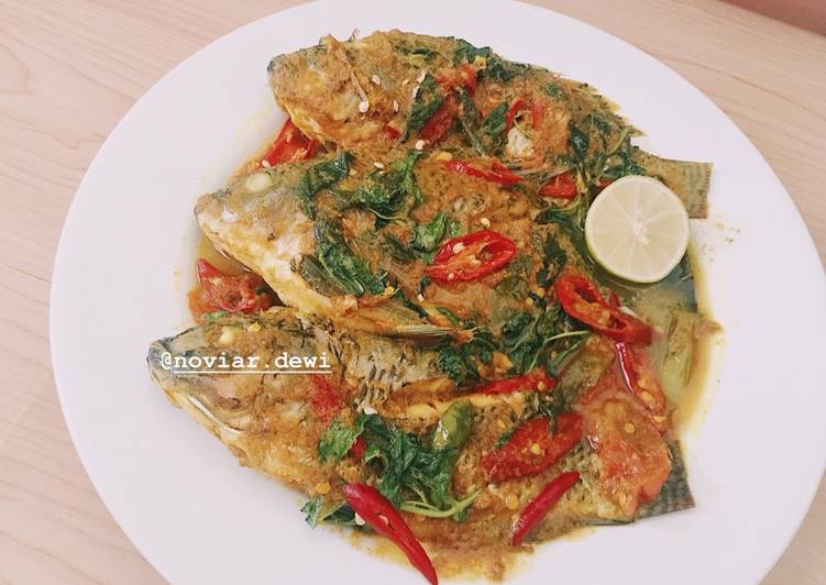Woku Ikan Belanga Khas Manado(Manadonese Spicy Fish Soup in a Claypot)