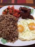 Arroz con Frijoles, Chorizo y Huevos Fritos, Ensalada de Tomate