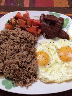 Una foto de Arroz con Frijoles, Chorizo y Huevos Fritos, Ensalada de Tomate