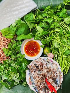 Hình của món Cá Nục Hấp Cuốn Bánh Tráng Miền Trung.