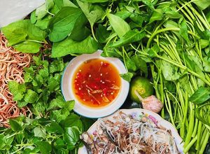 Hình của món Cá Nục Hấp Cuốn Bánh Tráng Miền Trung.