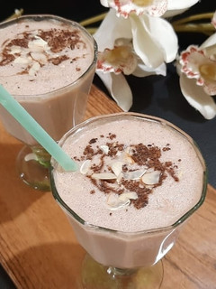 चॉकलेट बादाम मिल्क शेक (chocolate badam milkshake recipe in Hindi) रेसिपी मुख्य फोटो