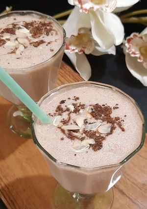 चॉकलेट बादाम मिल्क शेक (chocolate badam milkshake recipe in Hindi) रेसिपी मुख्य फोटो