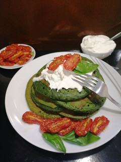 Foto di Pancakes salati agli spinaci con stracciata e pomodori confit