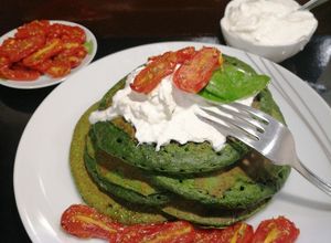 Foto di Pancakes salati agli spinaci con stracciata e pomodori confit