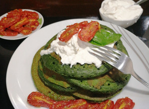 Foto di Pancakes salati agli spinaci con stracciata e pomodori confit