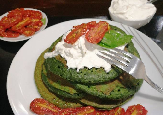Come a Preparare Fatto in casa Pancakes salati agli spinaci con stracciata e pomodori confit