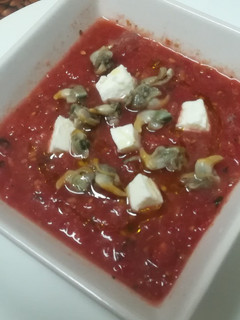 Una foto de Sopa de tomate, berberechos y queso feta