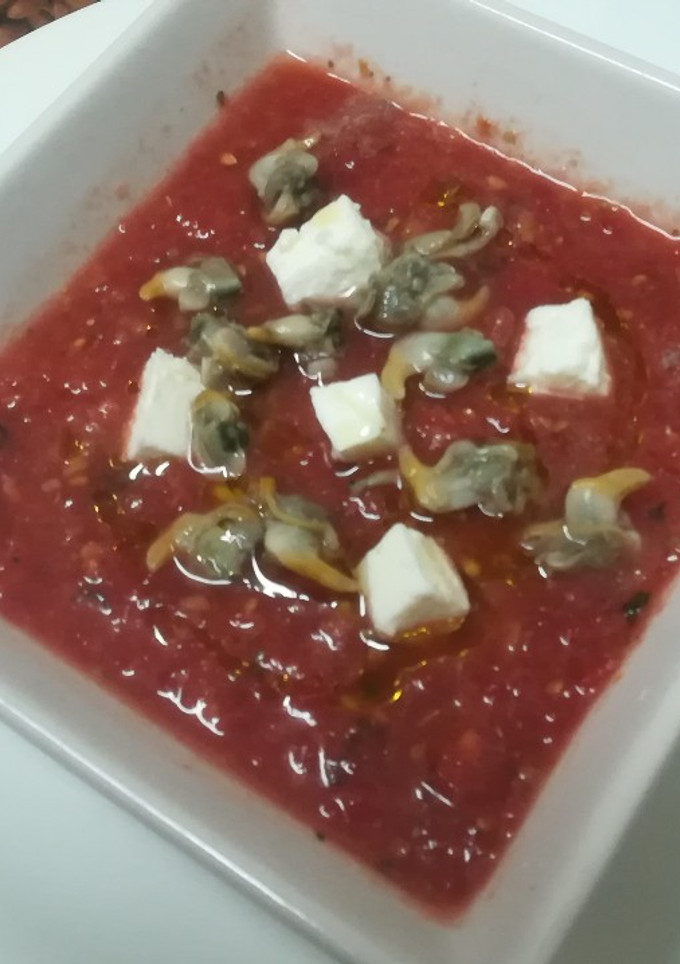 Una foto de Sopa de tomate, berberechos y queso feta