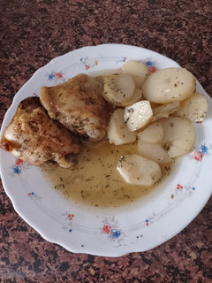 Una foto de Muslitos de Pollo asado con Patatas