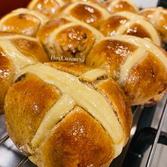 A picture of HONEY-GLAZED HOT CROSSBUNS.