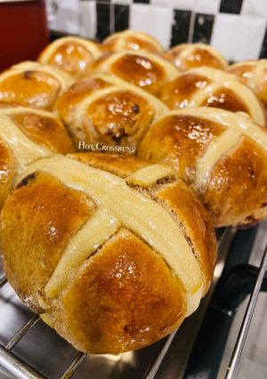 A picture of HONEY-GLAZED HOT CROSSBUNS.