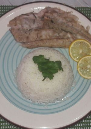 Una foto de Merluza al horno con limón y romero 🍽