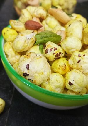 A picture of Makhana Namakeen.