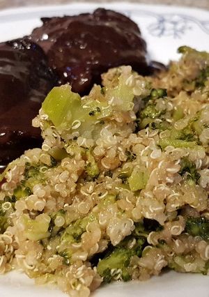 Una foto de Carrilleras de Cerdo al vino tinto con Salteado de Quinoa y Brócoli