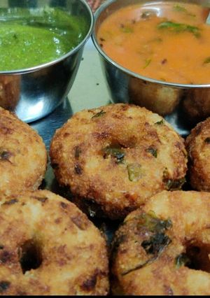 ફરાળી મેંદુવડા - સાંભાર (Farali Menduvada-sambhar in Gujarati) રેસીપી મુખ્ય ફોટો