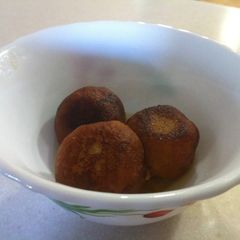 A picture of Gulab Jamun.