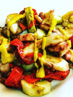 Una foto de Ensalada templada de pulpo, pimiento rojo y pepinos de la huerta