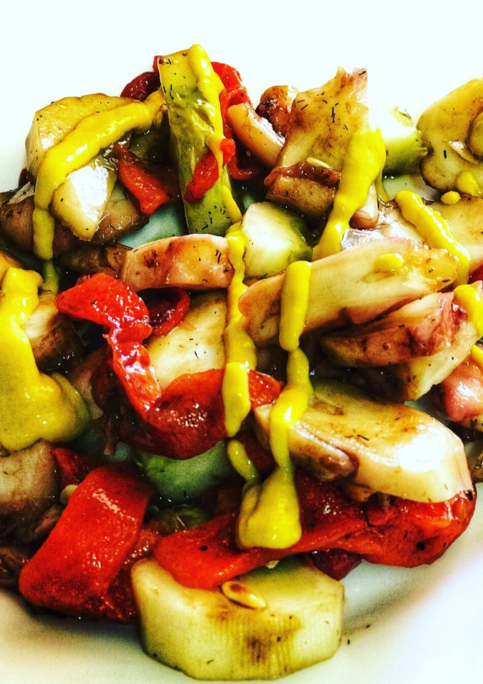 Una foto de Ensalada templada de pulpo, pimiento rojo y pepinos de la huerta