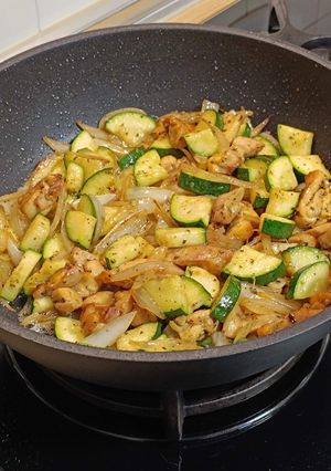Una foto de Pollo salteado con cebolla y calabacín