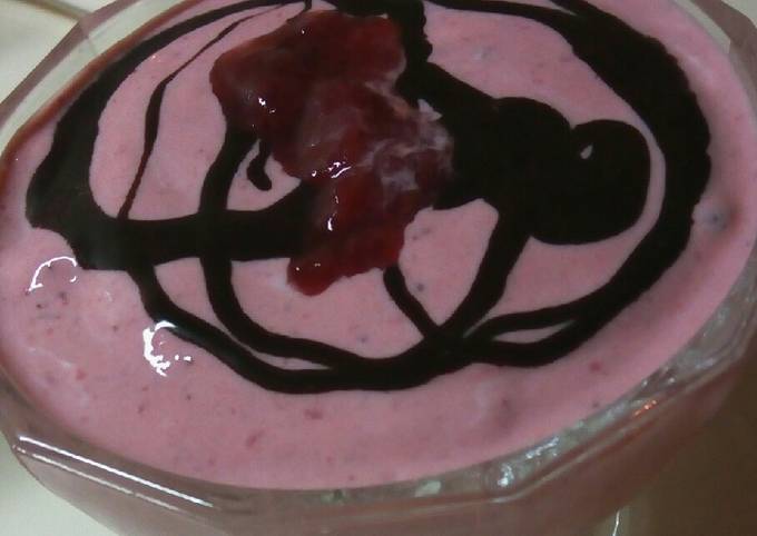 κύρια φωτογραφία συνταγής Παγωτό γιαούρτι με φράουλα 🍓🍓
