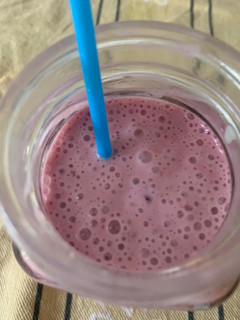 Una foto de Batido de frutas del bosque con plátano💗