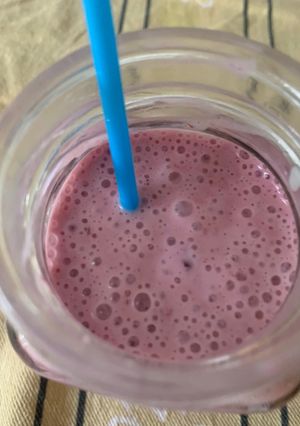 Una foto de Batido de frutas del bosque con plátano💗