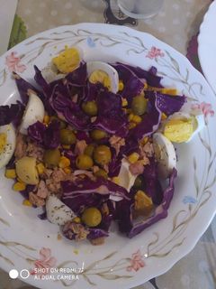 Una foto de Ensalada de atún con lombarda y huevo cocido al tomillo 😋
