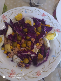 Una foto de Ensalada de atún con lombarda y huevo cocido al tomillo 😋