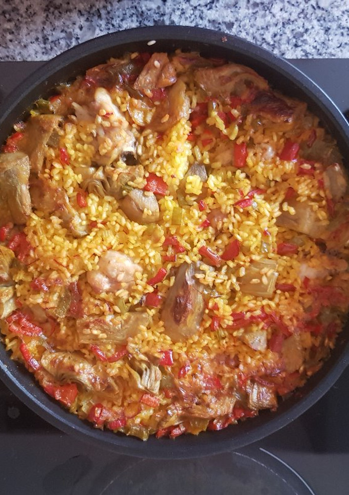 Una foto de Paella con alcachofas y pollo  24