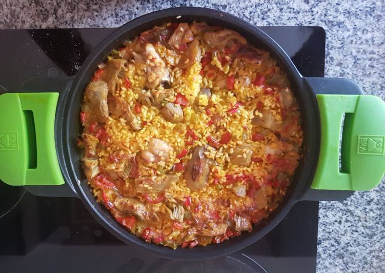 Paella con alcachofas y pollo  24