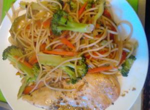 Una foto de Fideos con verduras salteadas y pollo