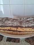 Postre tipo bizcochuelo cuadrado relleno con crema de chocolate