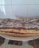 Postre tipo bizcochuelo cuadrado relleno con crema de chocolate