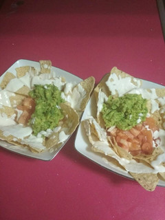 Una foto de Nachos tres salsas a mi manera