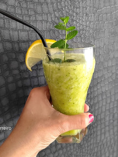 Una foto de Batido de piña, pepino y limón