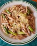 Pasta integral con espárragos en salsa de limón