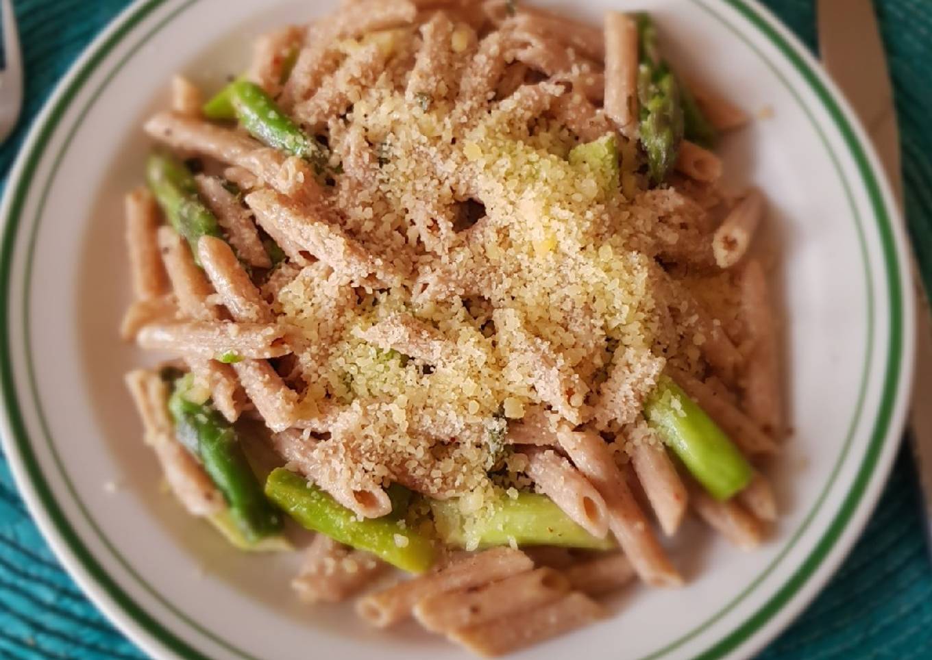 Pasta integral con espárragos en salsa de limón