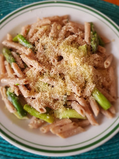 Una foto de Pasta integral con espárragos en salsa de limón