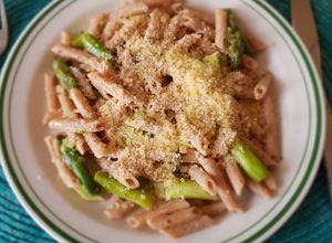 Una foto de Pasta integral con espárragos en salsa de limón
