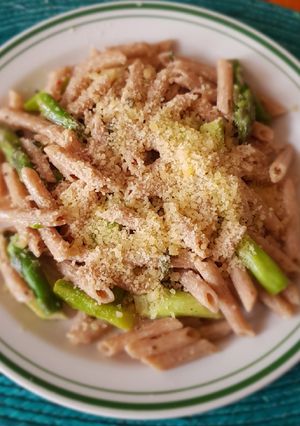 Una foto de Pasta integral con espárragos en salsa de limón
