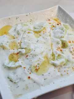 Une photo de 🥒Salade de concombre à la sauce Tzatziki 🥒🍋🍶