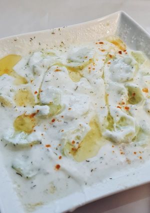 Une photo de 🥒Salade de concombre à la sauce Tzatziki 🥒🍋🍶