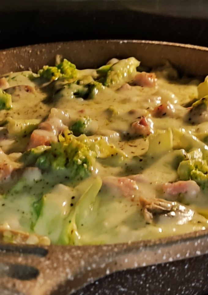 Una foto de Pastel de brócoli, bacon y queso al horno