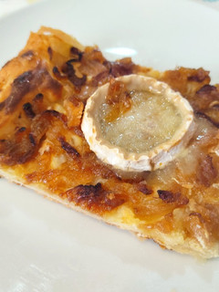 Una foto de Hojaldre de cebolla y queso