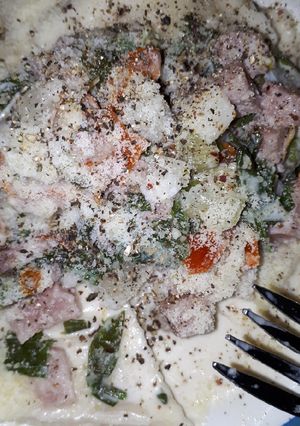 Una foto de Panzottis con salsa blanca