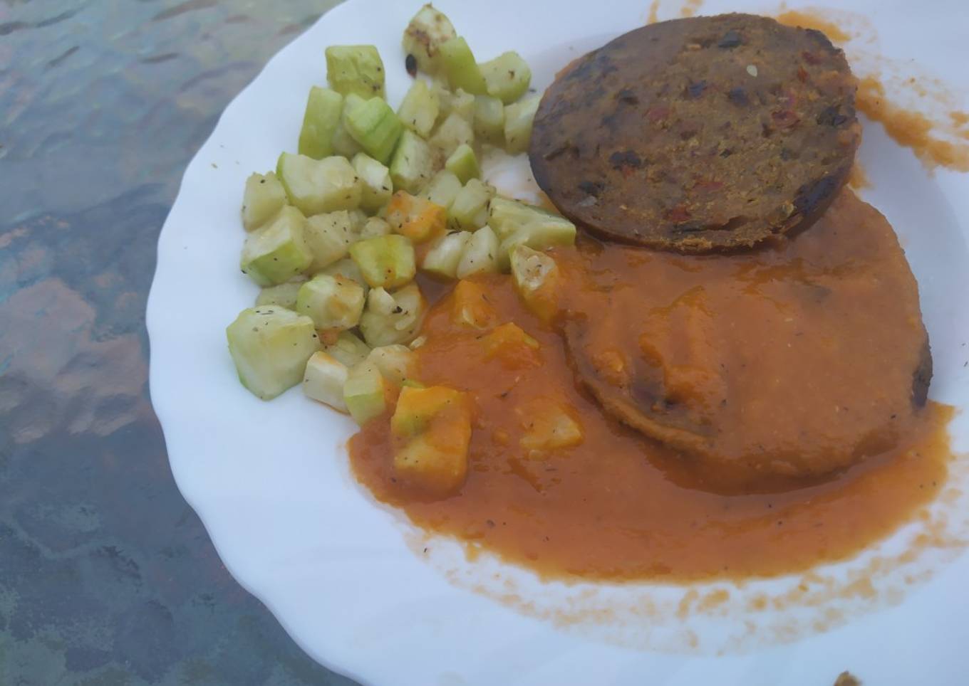 Rulo de setas y pimientos con calabacines salteados