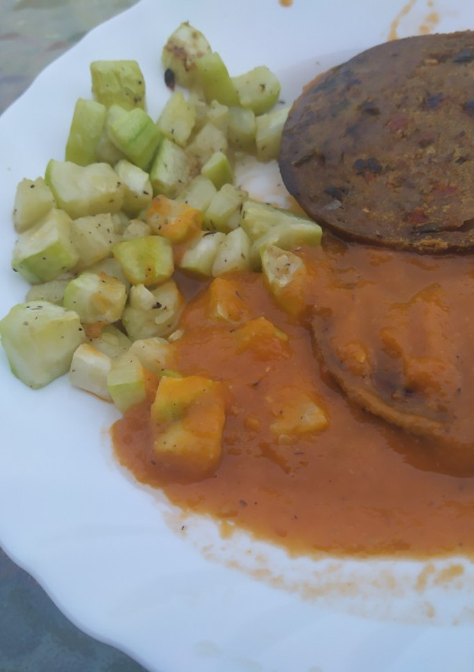 Una foto de Rulo de setas y pimientos con calabacines salteados