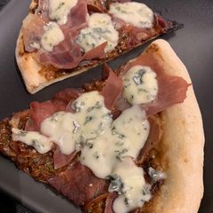 A picture of Prosciutto and Fig Pizza.